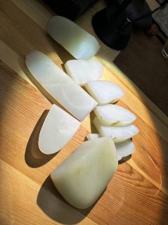 50万买的籽料原石切出顶级无事牌,引发全场尖叫!和田玉鉴定保养知识大