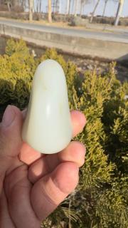 我最近挖到宝了!就是这块125克的和田玉籽料原石手把件.它可是新疆和