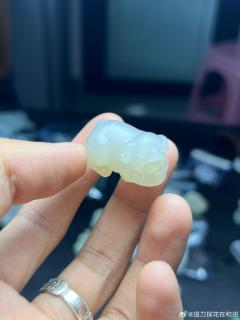 烟青招财猪吊坠