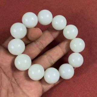 男子收藏和田玉羊脂白玉手串引热议